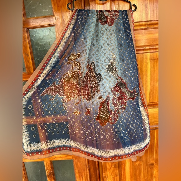 Louis Vuitton silk stole. Used. - Picture 7 of 8